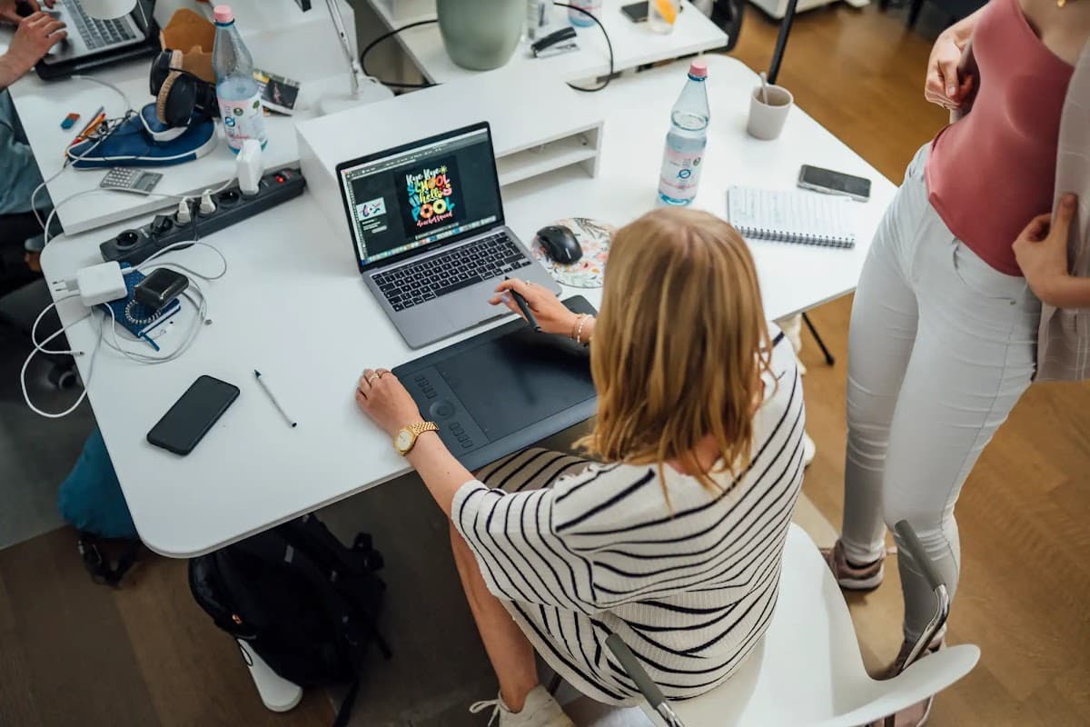 Kreativteam bei der Arbeit an Content und Design