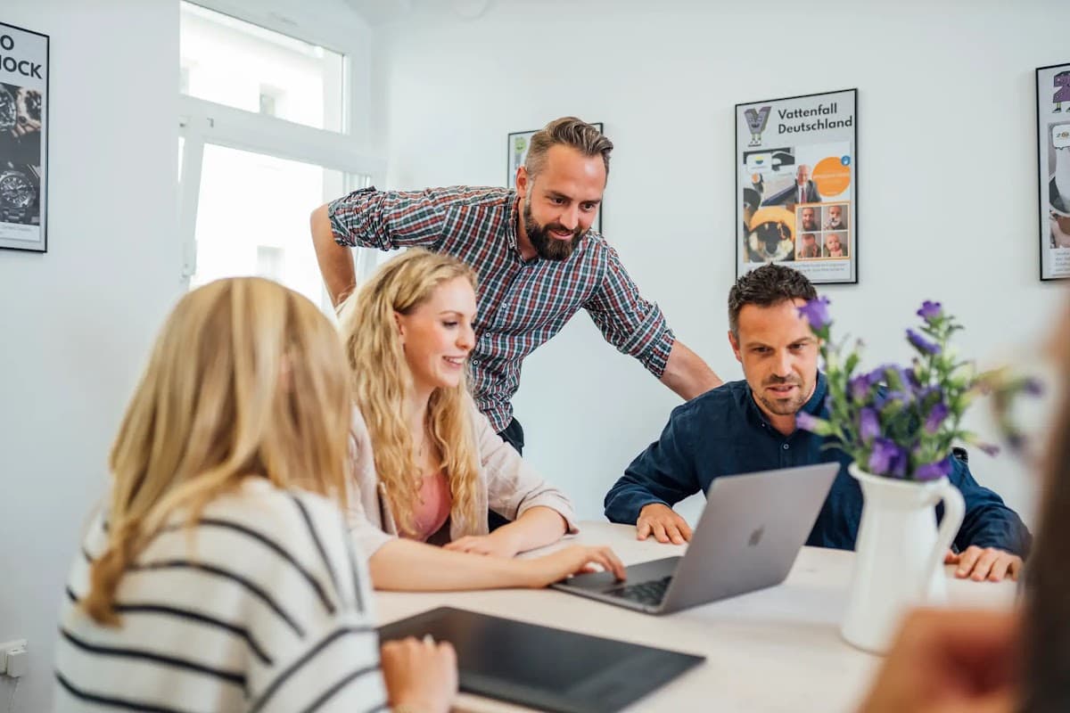 Search- und AI-Team bei einer gemeinsamen Website-Analyse im Berliner Büro
